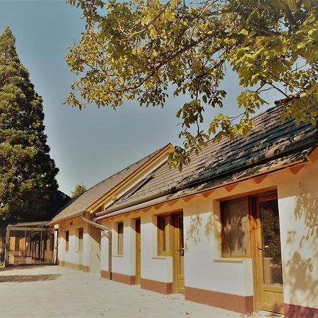 Bed and Breakfast Mamutfenyo Panzio Tata Exterior foto