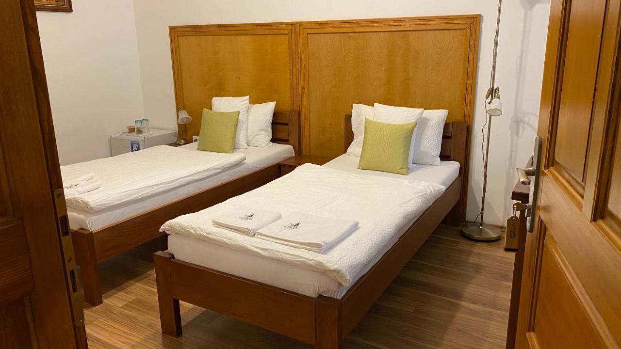 Bed and Breakfast Mamutfenyo Panzio Tata Exterior foto