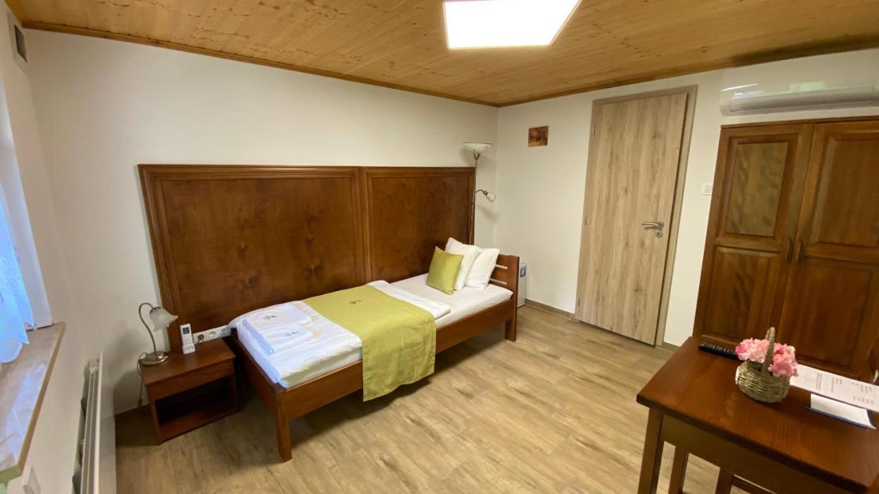 Bed and Breakfast Mamutfenyo Panzio Tata Exterior foto