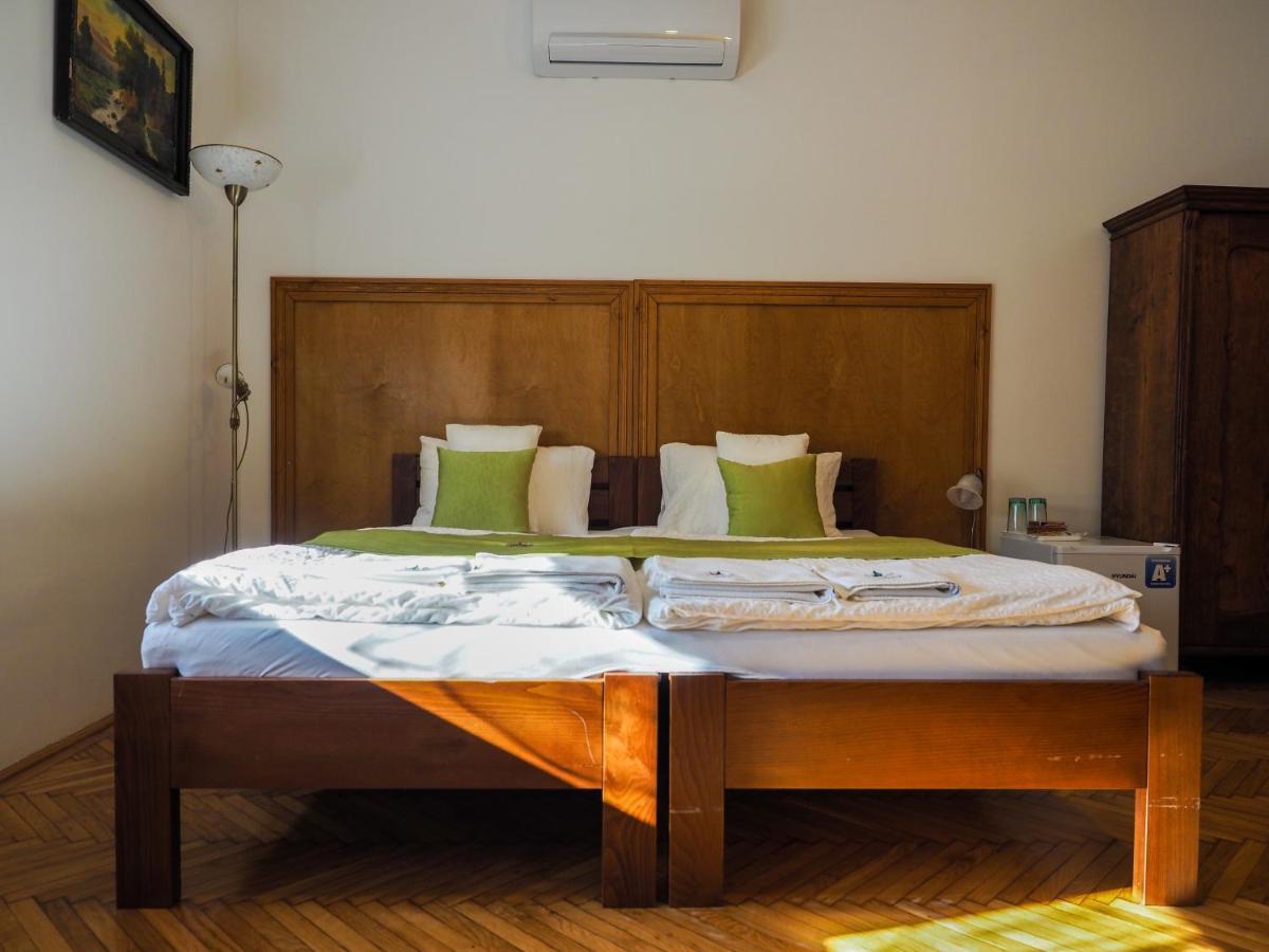 Bed and Breakfast Mamutfenyo Panzio Tata Exterior foto
