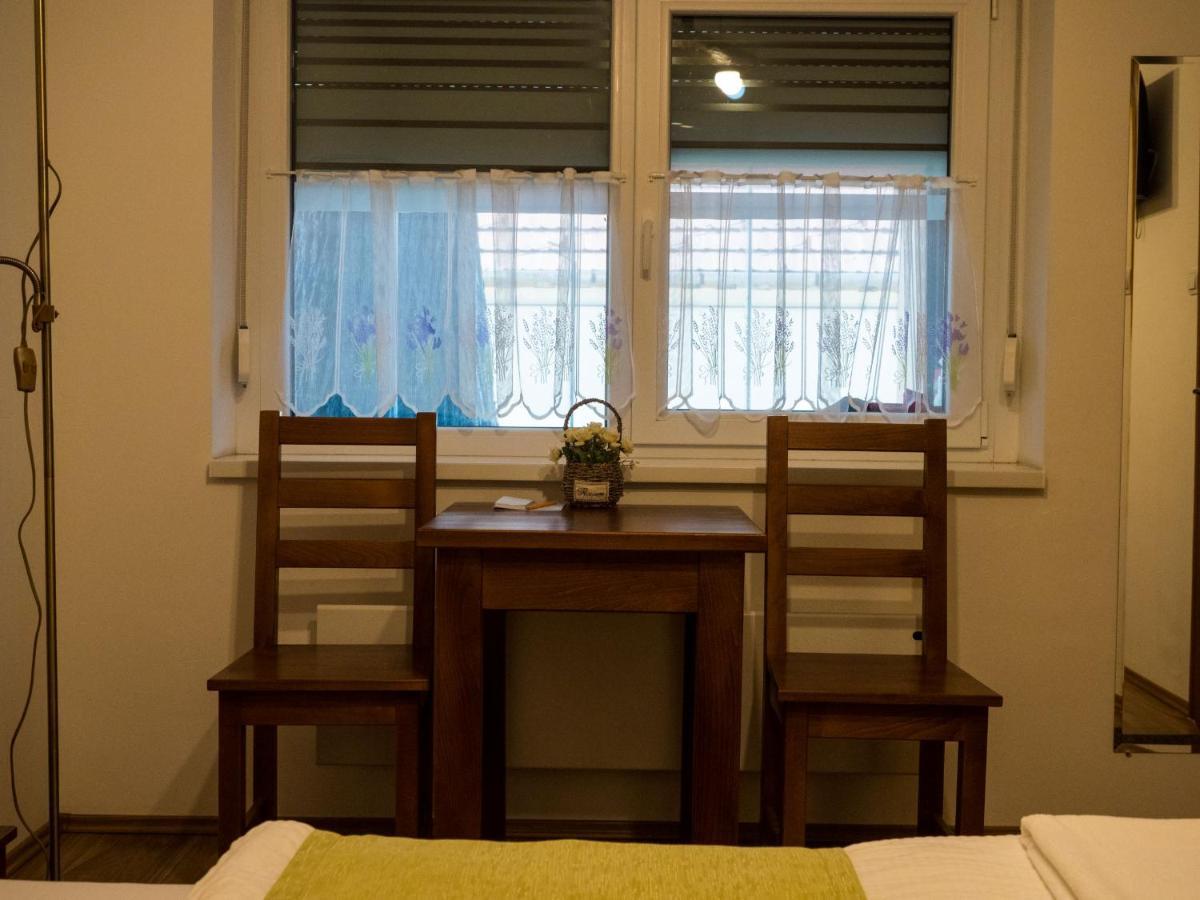 Bed and Breakfast Mamutfenyo Panzio Tata Exterior foto