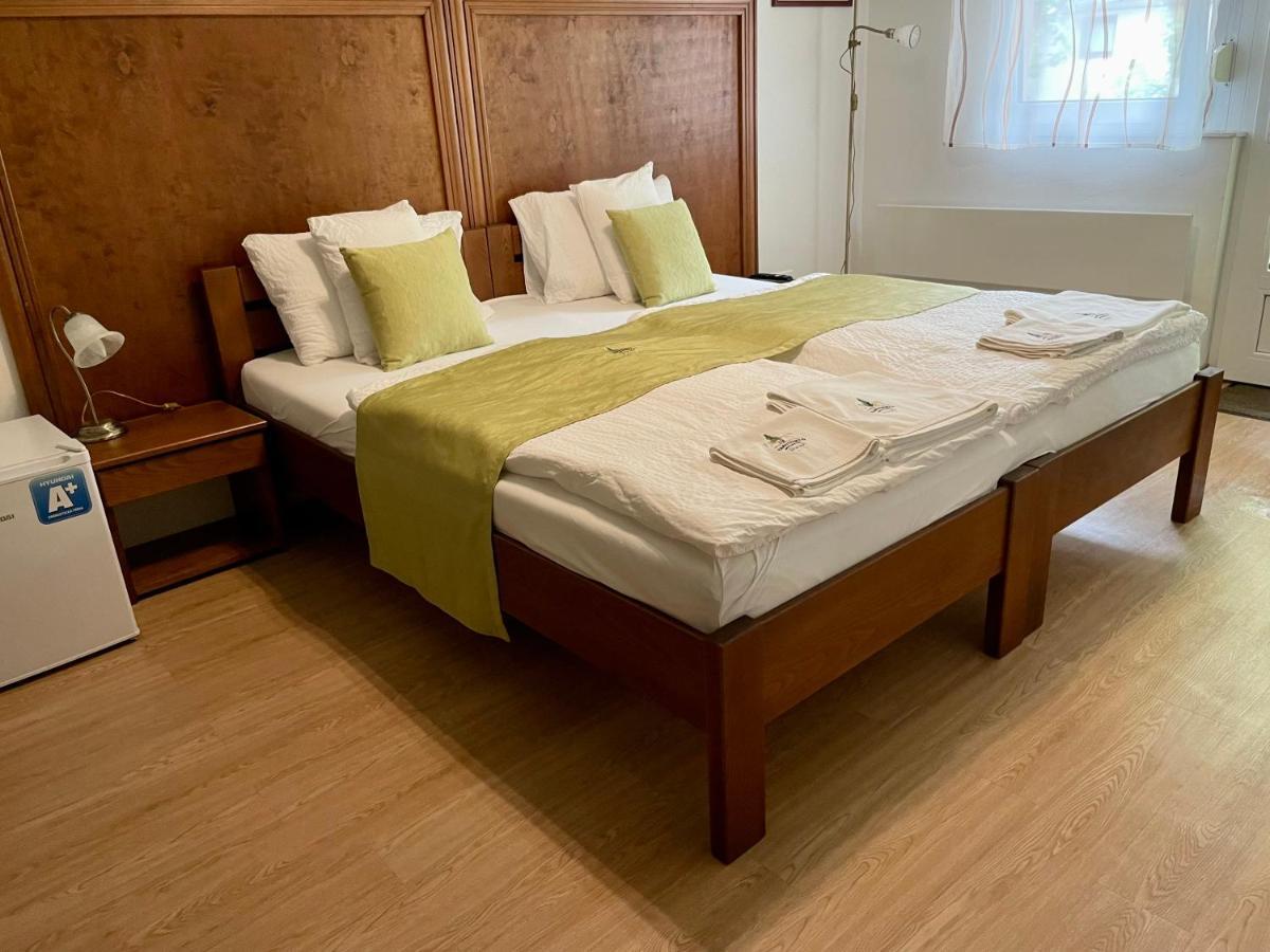 Bed and Breakfast Mamutfenyo Panzio Tata Exterior foto