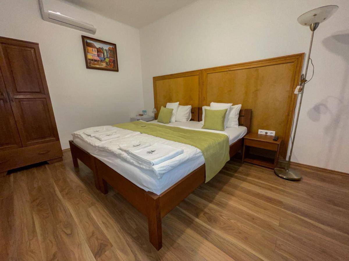 Bed and Breakfast Mamutfenyo Panzio Tata Exterior foto