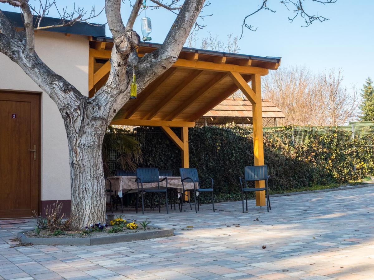 Bed and Breakfast Mamutfenyo Panzio Tata Exterior foto