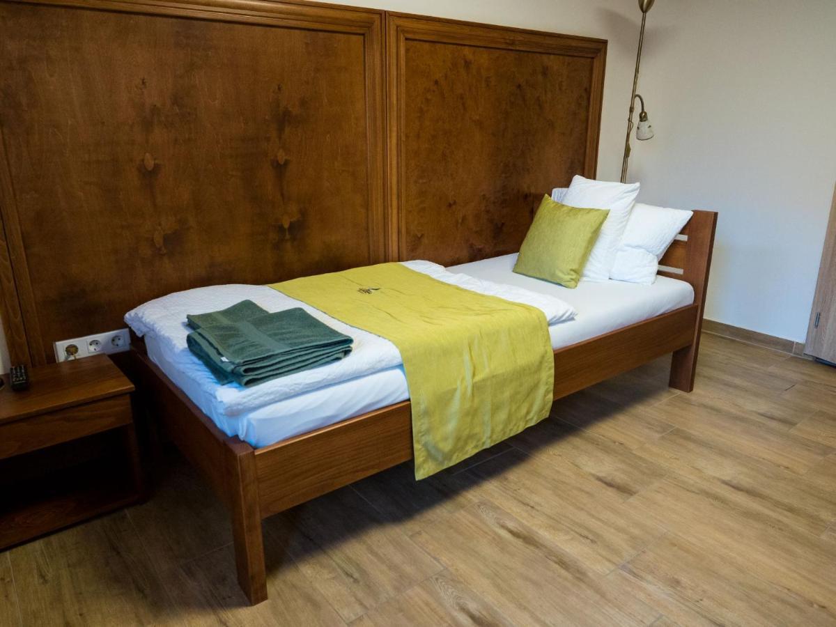 Bed and Breakfast Mamutfenyo Panzio Tata Exterior foto