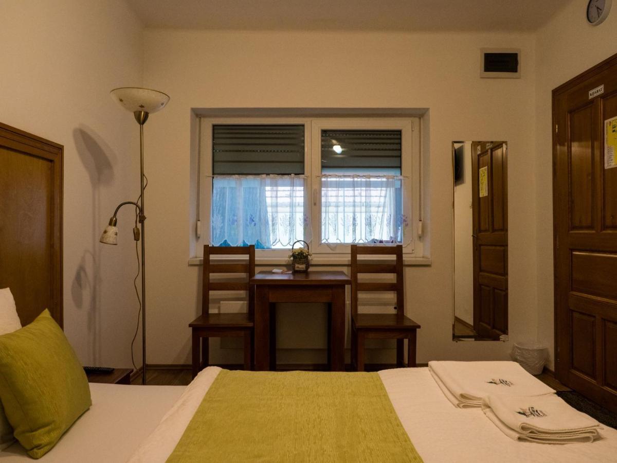 Bed and Breakfast Mamutfenyo Panzio Tata Exterior foto