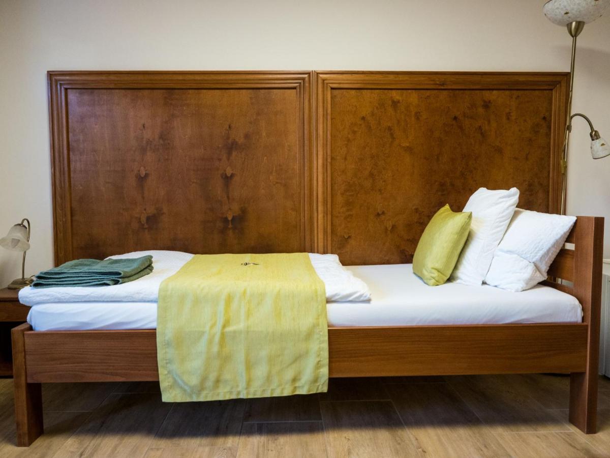 Bed and Breakfast Mamutfenyo Panzio Tata Exterior foto